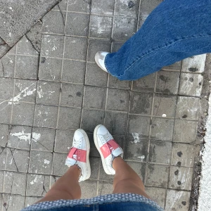 Valentino skor rosa ÄKTA - Hejsan, nu säljer ja mina favorit skor för att jag hill ha ett par andra skor. Dessa ær sjukt fina🥺använda runt 10 gånger och har boxen, extra snöre o de som kommer i boxen. Om ni vill ha fler bilder så skriv. Billigare vid snabb affär och de är äkta!!!!❣️