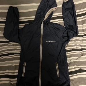 Sailracing windbraker  - Hej! Säljer min sail jacka i riktigt bra skick, den är stlM men passar mer xs eller xxs, det är en gammal modell. Tveka inte på att höra av er!