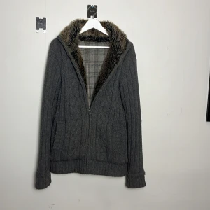 Stickad Fullzip med päls - Riiiktigt schysst, hade nog passat någon lite längre än mig, jag är 183cm