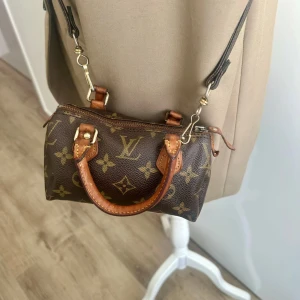 Louis Vuitton speedy nano - Säljer en snygg brun axelväska från Louis Vuitton med det klassiska monogrammönstret. Rem ingår, köpt på vestiaire collective kvitto finns pris kan diskuteras. Skambud undanbes. 