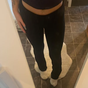 Svarta mjukisbyxor från Gina Tricot - Säljer ett par svarta mjukisbyxor från Gina Tricot. Byxorna har en bekväm passform och är perfekta för en avslappnad stil. De är tillverkade i ett mjukt material som ger en skön känsla.