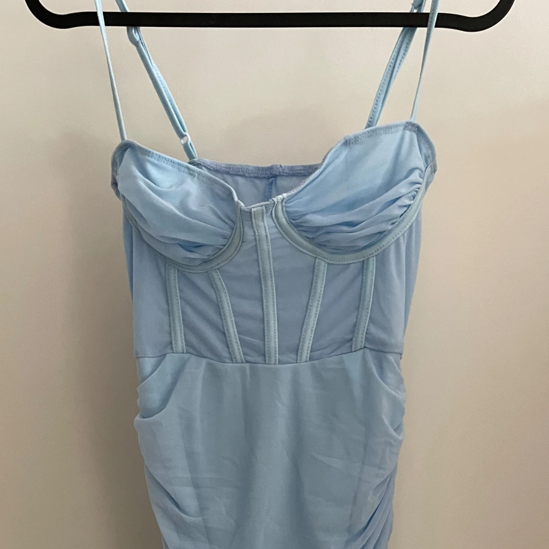 Ljusblå klänning med rynkdetaljer