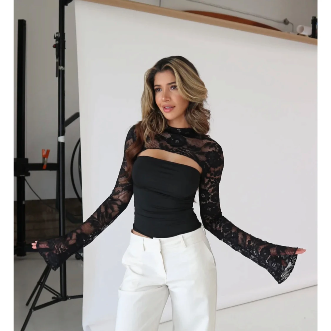 Svart axelbandslös topp med spetsärmar