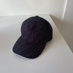 Fendi keps  - 9/10, nypris 4000+. Onesize, skriv vid övriga frågor 
