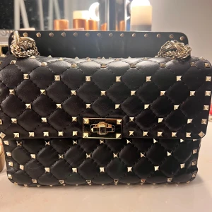 Valentino spike bag - Intressekoll på min valentino spike bag då jag vill se vad jag kan få för den🥰 tar inte emot bud under 11 000. Den är köpt på Vestiare Collecitve och är äktehetskontrollerad