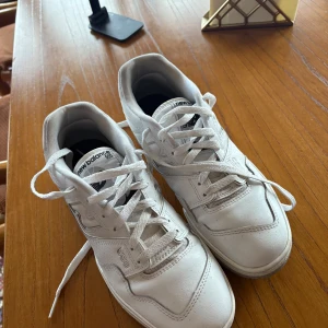Vita sneakers från New Balance - Snygga vita New Balance sneakers köpte dom för 1600 som nya, har använt dom 10 gånger typ. Storlek 42,5. Säljer dom för att jag inte har den stilen längre och vill gärna bli av med dom. Skulle säga att skicket är nästan som nya, runt 8/10. Kan diskutera pris ocbså. 