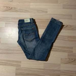 Replay Blue jeans - Snygga blå jeans från Replay. Storlek W28 L32. Skickar helst med PostNord. 