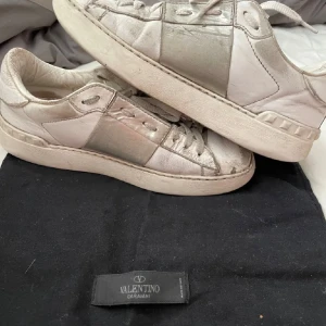 Valentino garavani - Säljer mina valentino garavani sneakers som är rättså använda, storleken är 36&1/2 men passar mig med storlek 37❤️❤️ Dustbagen medföljer BYTER INTE pris kan diskuteras vid snabb affär