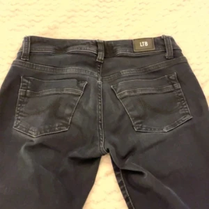 Svarta, mörklblåa jeans från LTB - Snygga jeans från LTB🥰säljer då de inte kommer till användning😇
