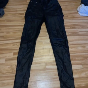 Svarta byxor från 157 - Snygga svarta byxor från 157, finns lite skavanker här och där som visas på bilderna. 