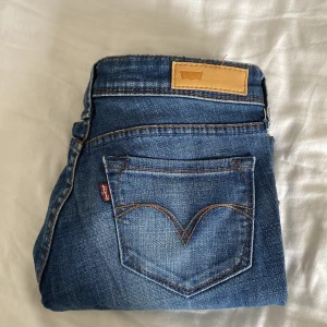 Blå jeans från Levi's - Snygga blå jeans från Levi's med klassisk design och en bekväm passform. De har en lätt slitning och utstrålar en trendig look. Dessa jeans har en knappgylf och dragkedja som på de flesta jeans. Strlk 34 - 36, beroende på hur tight/loose passform du vill ha ❣️Extremt bra pris för ett par jeans i bra skick, nya levi’s jeans kostar upp mot 1500 kr, här säljs dom för endast 600 kr. (Går att diskutera pris)