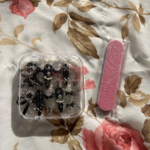 Nagelkit - Sött nagelkit med lösnaglar. Kommer i en praktisk rosa förvaringsask. Inkluderar en rosa nagelfil för enkel applicering och formning . Perfekt för speciella tillfällen.