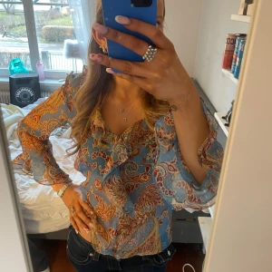 ZARA BLUS - superfin blus ifrån zara med volanger o ett vackert mönster!