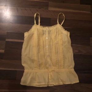 Blus/linne - Fin blus/linne i gult. Knappt använd 