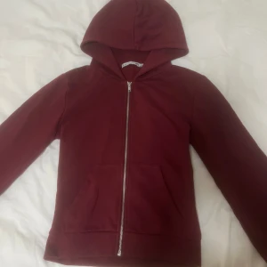 Vinröd zip up - Säljer en vinröd zip up från lager 157🩷