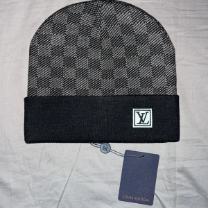 Rutig mössa, svart och grått - Mössa sjuk kvalité, helt ny och frächad. Jag säljer denna pågrund av att detta inte är min stil. Använt den 1 gång och denna passade inte min stil så därför säljer jag den.