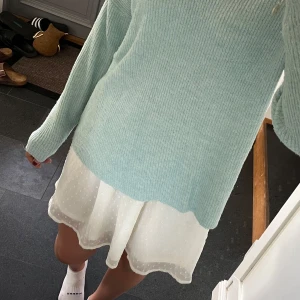 Vit volangkjol - Vit volangkjol från H&M i storlek S, passar även M. Fint skick. Använd gärna köp nu!