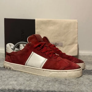 Röda Valentino Flycrews -  Säljer nu dessa röda Valentino Flycrews i bra skick. Storleken är 43 och 6/22 nitar saknas. Box och dustbag ingår INTE 💎. Vid frågor och funderingar skicka gärna ett DM 📩