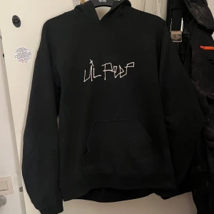 Lil peep hoodie - Säljer en svart hoodie med texten 'Lil Peep' på framsidan och 'Come Over When You're Sober' på baksidan. Den har ett hål vid handleden men som man inte tänker på jätte mycket. Säljer den då jag knappast använder den längre