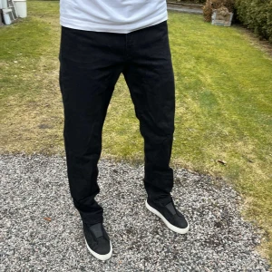 Svarta jeans - Säljer dessa svarta jeans från H&M i storlek 29/32. Dom är i jättebra skick och är i väldigt skönt material!