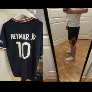 Psg tröja och shorts - Säljer dessa två ihop för 150kr! Båda är replikas men är bra i materialet! Tröjan är i L men skulle säga att den är mer som en M! Shortsen har ingen storlek men dom är jätte töjbara!