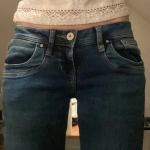 Lågmidjade LTB jeans - Lågmidjade blåa jeans från LTB. Strl W25, L36. Modellen är valerie.