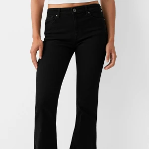 Svarta bootcut jeans - Snygga svarta bootcut jeans med låg midja och klassisk femficksdesign. Perfekta för en stilren look. Tillverkade i ett stretchigt material för extra komfort.