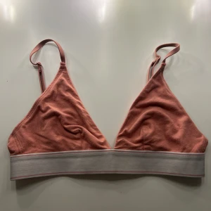Rosa bh utan vaddering  - Säljer en rosa sporttopp från lager 157 i storlek S. Toppen har justerbara axelband och en bred elastisk kant under bysten. Den är inte använd så mycket och är därför i fint skick. 