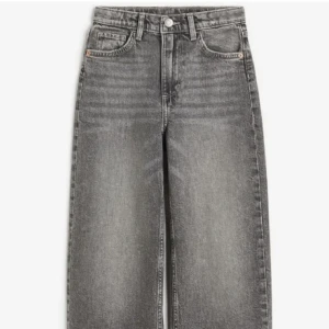 wide leg jeans - gråa baggy/wide leg jeans från H&M men köpta här på plick! 💕 Fint skick men inte användets av mig eftersom det var för stora! Storlek 34, innerbenslängd 79, midja 34 från sida till sida 💗