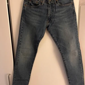 Polo Ralph lauren jeans  - Snygga blå jeansbyxor med en klassisk femficksdesign. De har en dragkedja och knapp framtill. Perfekta för en avslappnad stil. Storlek 30/32