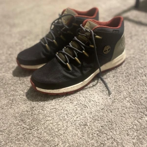  Sneakers från Timberland - Sprint tekker lace up dark blue mesh är en snygg, vattentät och miljövänlig sneakerskänga för män. Dessa skor är utmärkta för hiking i naturen, men passar lika bra för promenader i stadsmiljö. De är dessutom mycket vädertåliga tack vare det vattenavvisande materialet Timberdry, som dessutom består av 50 procent återvunnen plast. Ovandelen och fodret är istället tillverkade av ReBotl, ett slitstarkt tyg. Skon har också en robust yttersula i gummi för att ge dig ett bra grepp på de flesta ytor.