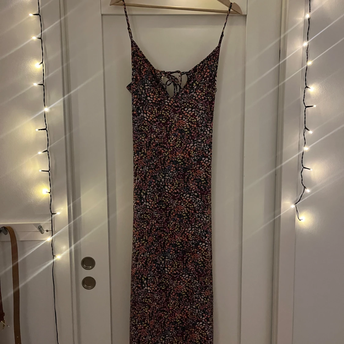 Blommig långklänning med snörning - 1