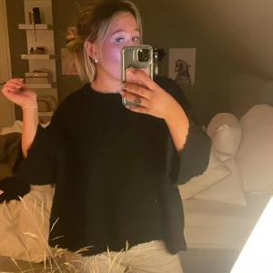 Svart stickad tröja - Mysig svart Teddy stickad tröja med trekvartsärm. Perfekt för kyligare dagar och ger en avslappnad look. Passar bra till jeans eller leggings.