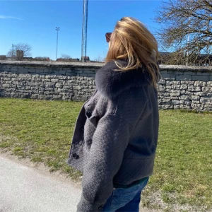 Meotine jacka  - Säljer min superfina meotine jacka, perfekt nu till våren! I storlek xs/s. Säljer den då den inte kommer till så mycket andvändning längre. Hör av er för fler frågor eller funderingar kring jackan! 