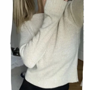 Beige stickad tröja från H&M Divided - Mysig beige stickad tröja från H&M Divided. Perfekt för kyliga dagar med sin mjuka och bekväma passform. Tröjan har långa ärmar och ribbade kanter som ger en stilren look. Ett måste i garderoben för en avslappnad stil. Bilden är tagen från tjejen jag köpte den av här på plick 💕💕Köptes för 160, använd fåtal gånger!