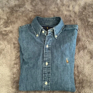 Blå jeansskjorta från Ralph Lauren - Snygg blå skjorta från Ralph lauren! Storlek S, kom privat vid funderingar!😊