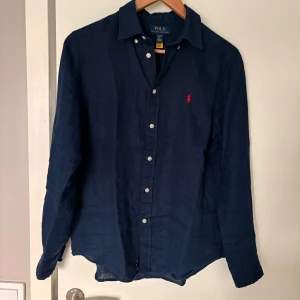 Skjorta - Ralph lauren - Linneskjorta från Ralph lauren. Väldigt bra skick, använd fåtal gånger. Nypris: 1499kr. Inga deffekter 