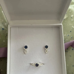 Smyckeset i äkta silver med blå stenar - Helt nytt Smyckesset i äkta silver, kommer inte till användning då jag använder guld.