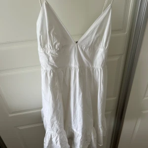 vit klänning med detalj - jättefin vit klänning från Zara med detalj längst ned 💕💕 använd fåtal gånger 💕säljer då den aldrig kommer till användning 💕inga fläckar 