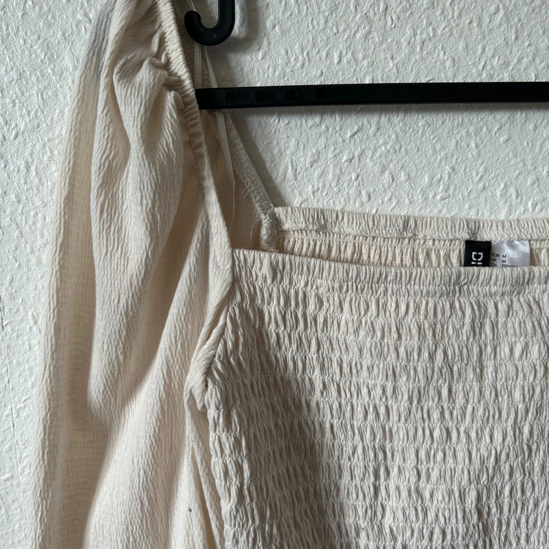 Vit långärmad topp med smockdetaljer - 90