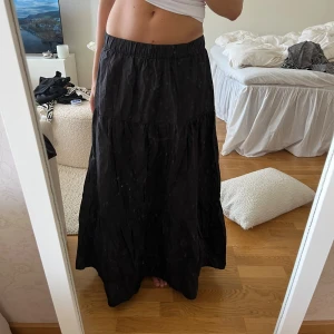 Svart Långkjol  - Svart långkjol från Gina Tricot. Har använt denna bara några få gånger men är superfin. Jag är 171 cm lång 