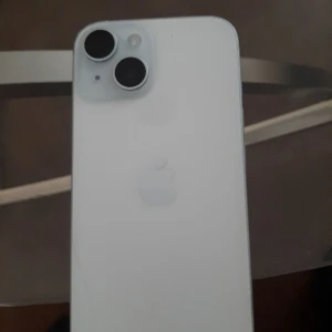 iPhone 15 Vit  - Hej! Jag valde och sälja min iPhone 15 eftersom jag hade inte så stor behov för den så jag valde och sälja denna. Den är som ny vit färg. Tillbehör hänger med och en skal som är present från mig. Kvitto ingår också. 128gb Kontakta mig om ni är intres