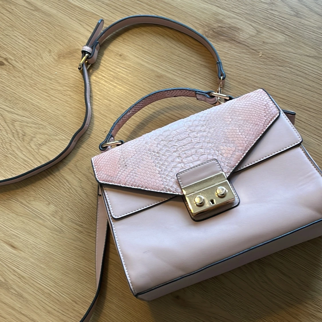 Ljusrosa/puderrosa väska  - 91