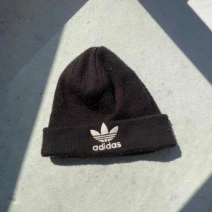 Adidas mössa - Svart och vit adidas mössa i använt skick 😇
