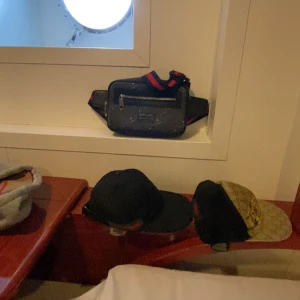 Gucci keps o väska - Säljer Gucci tiger väska 800kr Svart gucci keps 800kr Gucci tiger keps 800kr