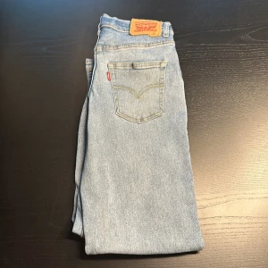 Levi’s Loose Taper Jeans  - Levis jeans i bra skick. Inga skador förutom läder biten på baksidan. Pris kan diskuteras