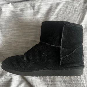 Svarta Esprit Fodrade Skor i Bra skick. - Fodrade skor från Esprit. Skorna är i bra begagnat skick.