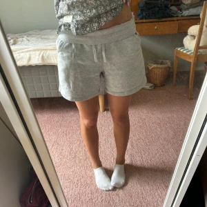 Grå mjukisshorts - Säljer ett par superbekväma grå mjukisshorts i storlek S. Går att ha både nervikta och vanligt🥰🥰