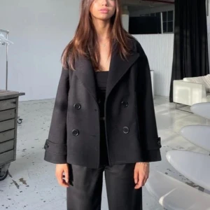 Kappa - En svart kappa från design by si i storlek M/L