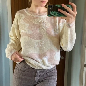 Tröja - Superfin vintage tröja med fina broderi- och pärldetaljer!! Typ krämvit i färgen. Har alldeles för många tröjor så behöver bli av med några